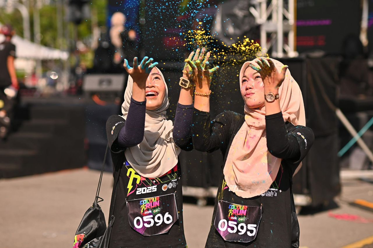 Peserta Daly'a Colour Run 2026 dalam serbuk warna