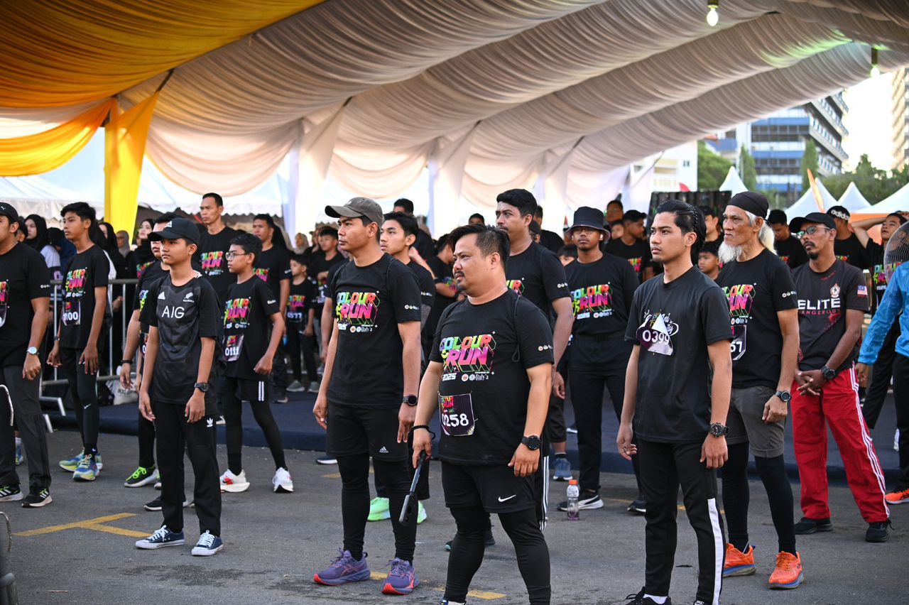 Peserta Daly'a Colour Run beraksi dalam serbuk warna di garisan penamat