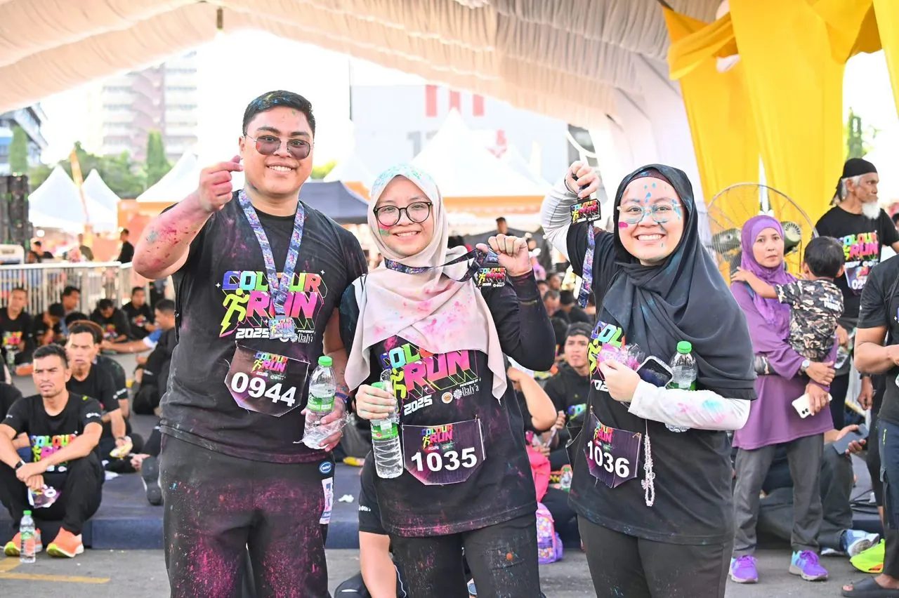 Peserta Daly'a Colour Run bergambar selepas larian